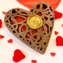 Opengewerkt chocoladehart met LOVE-zegel – cadeauverpakking
