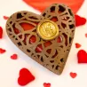 Opengewerkt chocoladehart met LOVE-zegel – cadeauverpakking