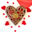 Opengewerkt chocoladehart met LOVE-zegel – cadeauverpakking