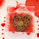 Opengewerkt chocoladehart met LOVE-zegel – cadeauverpakking