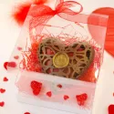 Opengewerkt chocoladehart met LOVE-zegel – cadeauverpakking