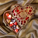 Opengewerkt chocoladehart met LOVE-zegel – cadeauverpakking
