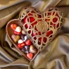 Opengewerkt chocoladehart met LOVE-zegel – cadeauverpakking