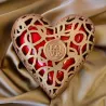 Opengewerkt chocoladehart met LOVE-zegel – cadeauverpakking