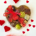Hartvormig plexi doosje met ambachtelijke pralines
