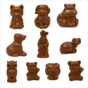 Overzicht van de chocoladen figuurtjes van 't Suykerbootje: kat, hond, nijlpaard, schildpad, uil, beer, varken en Sinterklaas