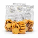 Drie zakjes zandkoekjes naast elkaar