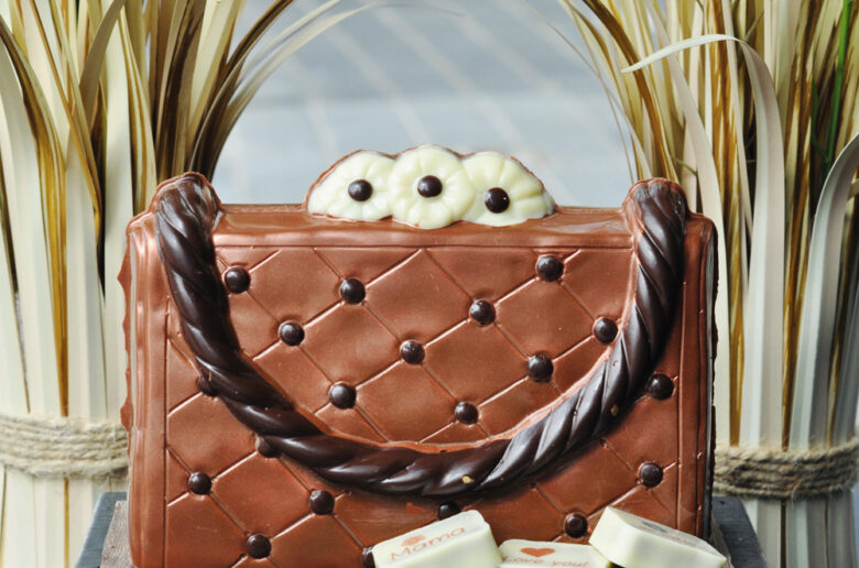 moederdag geschenk: chocolade handtas met daaronder overheerlijke ambachtelijke pralines