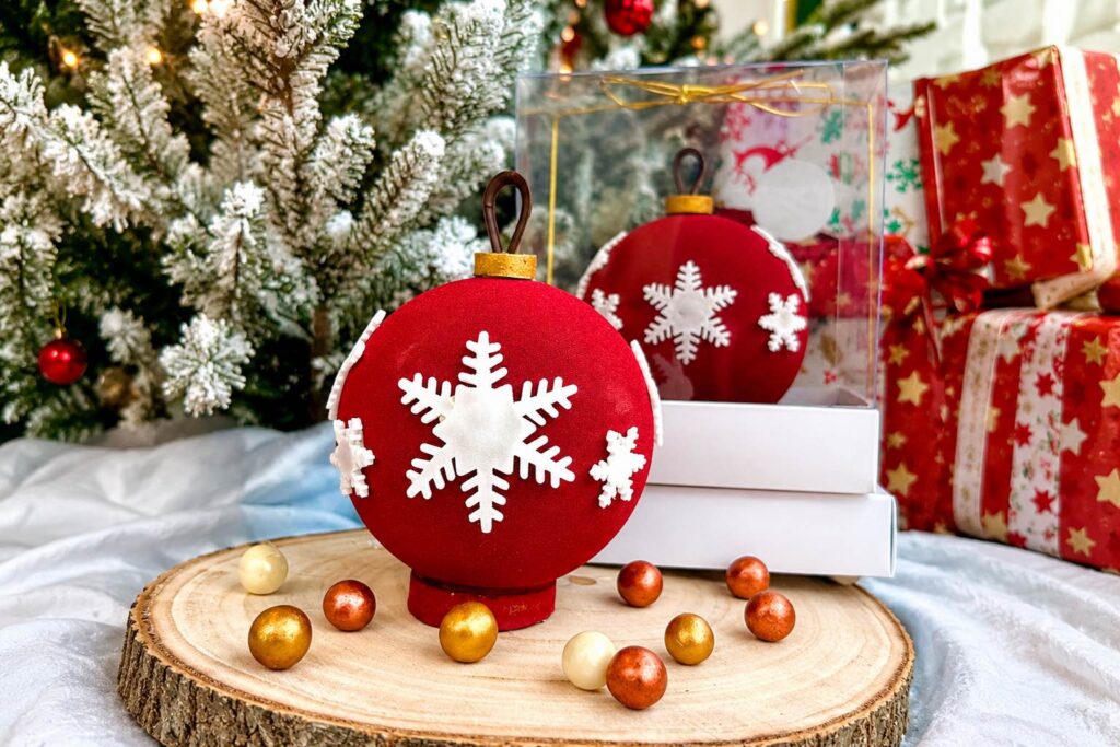 kerstbal in chocolade opgevuld met pralines